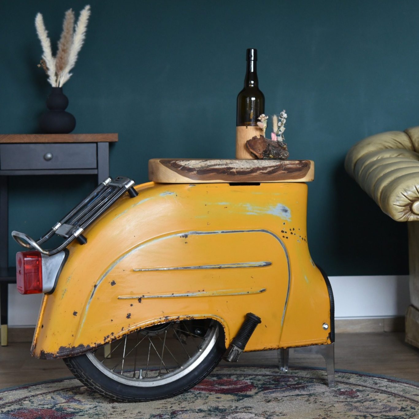 Upcycling-Beistelltisch aus Motorradheck in gelb